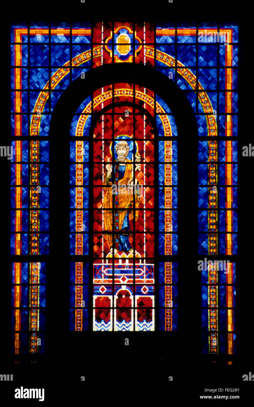 Yamoussoukro, Elfenbeinküste, Côte d ' Ivoire.  Glasfenster in der Basilika unserer lieben Frau des Friedens, zeigt St. Peter. Stockfoto