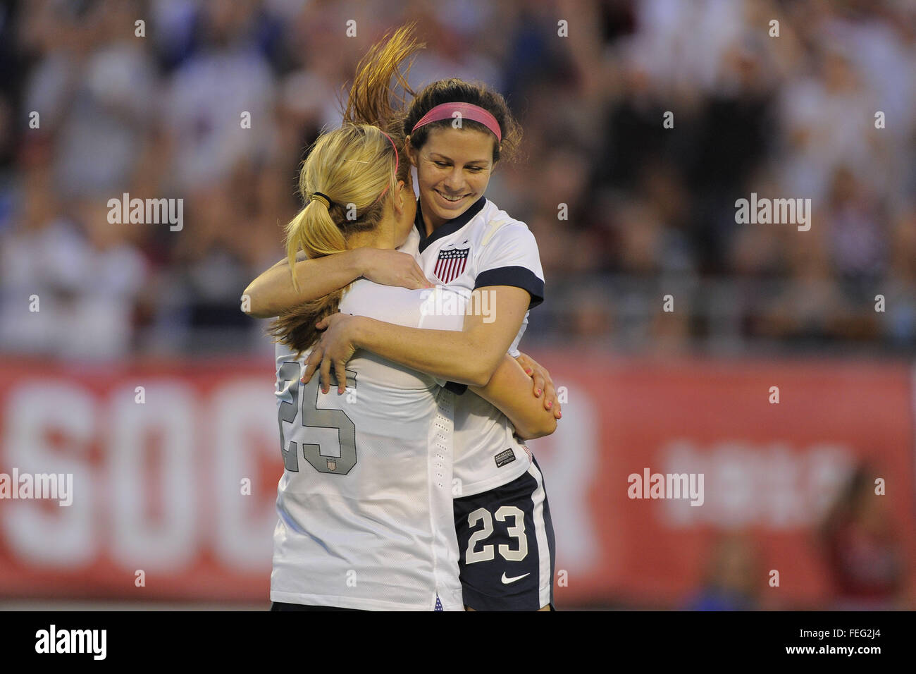 Orlando, FL, USA. 10. November 2013. US-Mittelfeldspieler Erika Tymrak (23) feiert mit Lindsey Horan (25) nach seinem Tor in einem internationalen Freundschaftsspiel gegen Brasilien in der Florida Citrus Bowl am 10. November 2013 in Orlando, Florida. Die USA gewann 4: 1. © Scott Miller/ZUMA Draht/Alamy Live-Nachrichten Stockfoto