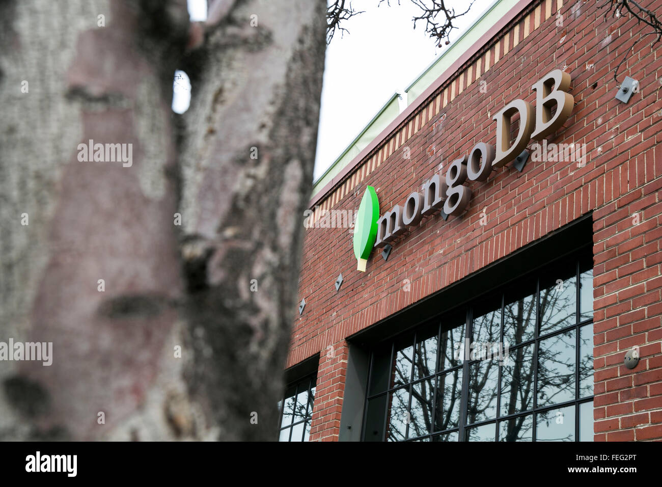 Ein Logo Zeichen außerhalb der Hauptsitz von MongoDB in Palo Alto, Kalifornien am 24. Januar 2016. Stockfoto