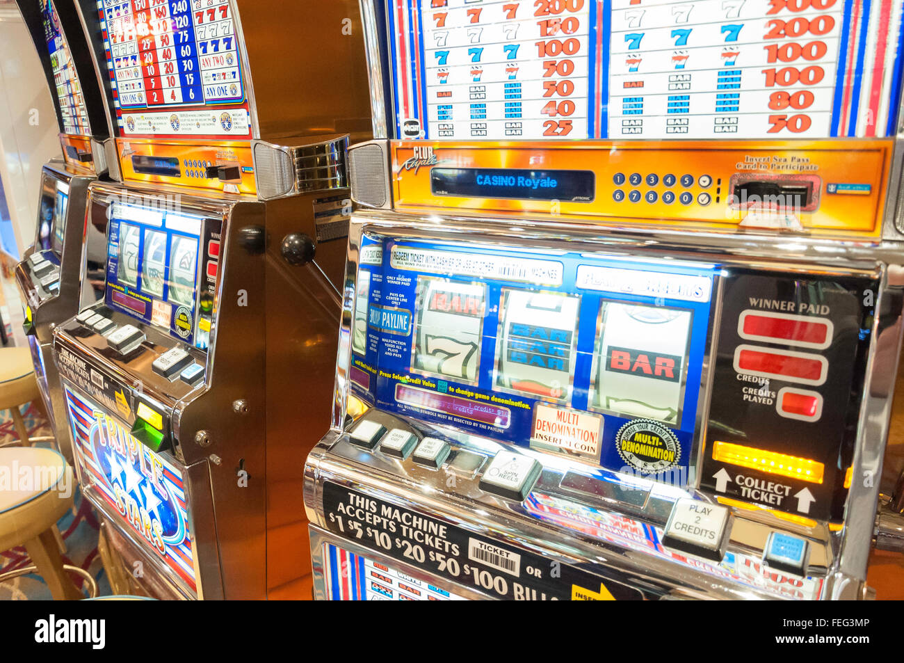 Spielautomaten im Casino an Bord von Royal Caribbean "Brilliance of the Seas" Kreuzfahrtschiff, Mittelmeer, Europa Stockfoto