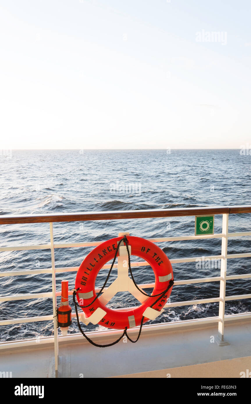 Lebensrettende Boje an Deck bei Sonnenuntergang, Royal Caribbean "Brilliance of the Seas" Kreuzfahrt Schiff, Nordsee, Nordeuropa Stockfoto