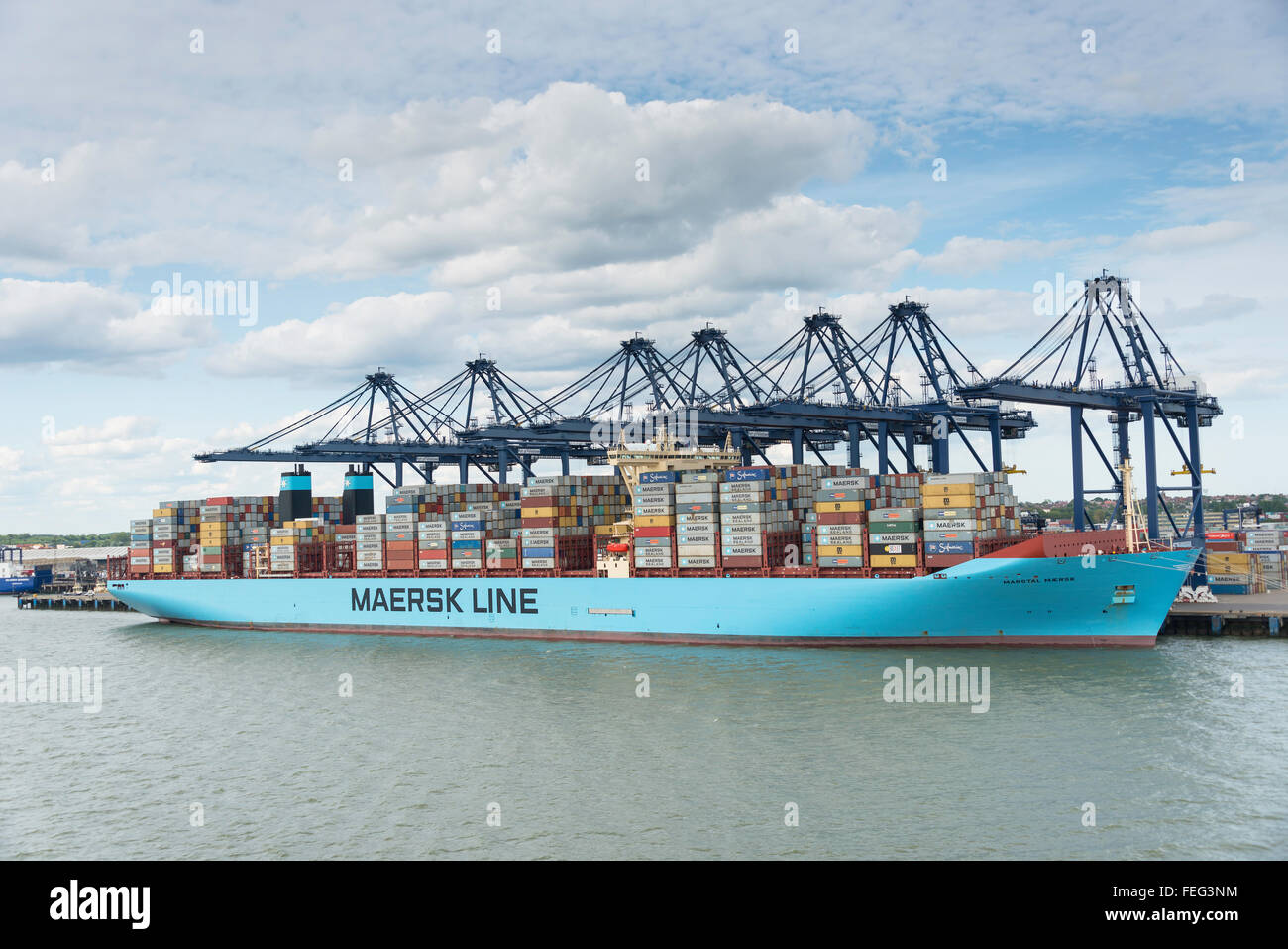 Containerschiff Maersk Line am Containerhafen von Felixstowe, Essex, England, Vereinigtes Königreich Stockfoto