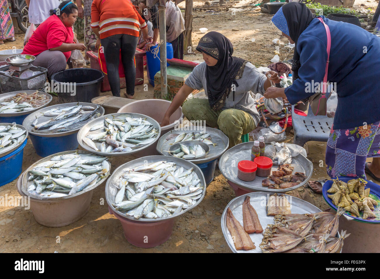 Kunden kaufen Fisch aus Frau Anbieter, kleiner Markt in der Provinz Nakhon Si Thammarat, Thailand Stockfoto