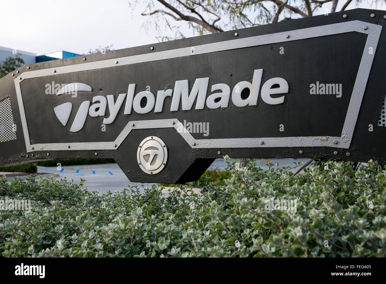 Ein Logo Zeichen außerhalb der Hauptsitz von TaylorMade-Adidas Golf Company in Carlsbad, Kalifornien am 30. Januar 2016. Stockfoto
