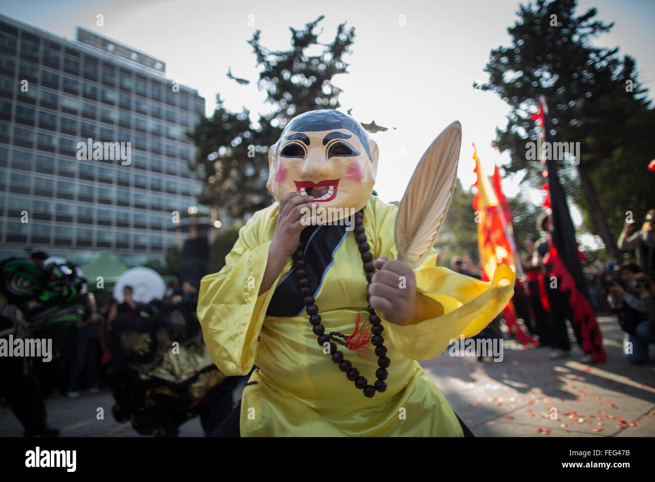 Mexico City, Mexiko. 6. Februar 2016. Eine Person nimmt Teil an einer Parade, das chinesische Neujahrsfest in Mexiko-Stadt, Hauptstadt von Mexiko, 6. Februar 2016 feiern. © Pedro Mera/Xinhua/Alamy Live-Nachrichten Stockfoto