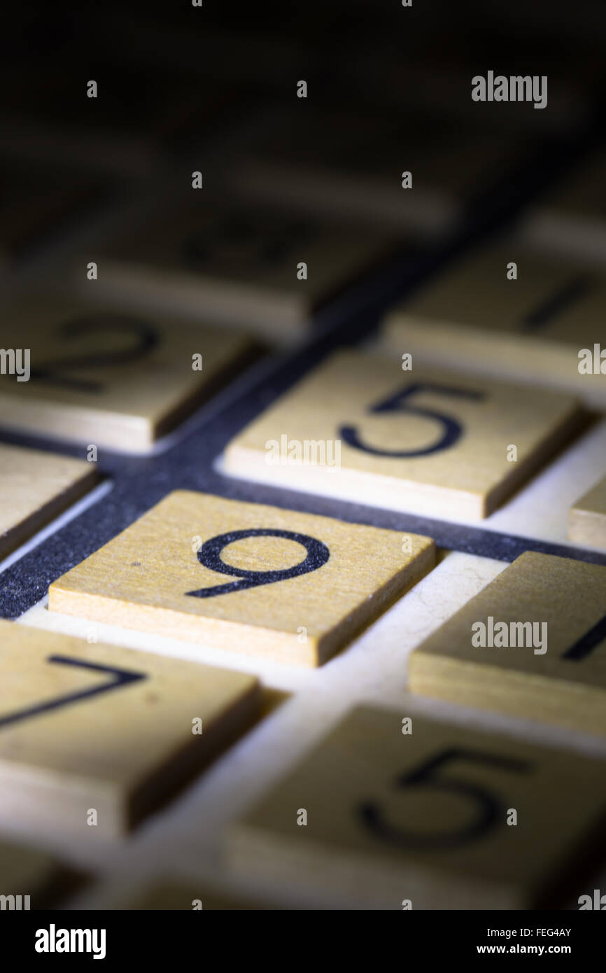 Abstrakte Sicht auf nummerierten Kacheln auf ein Spielzeug-Puzzle. Stockfoto