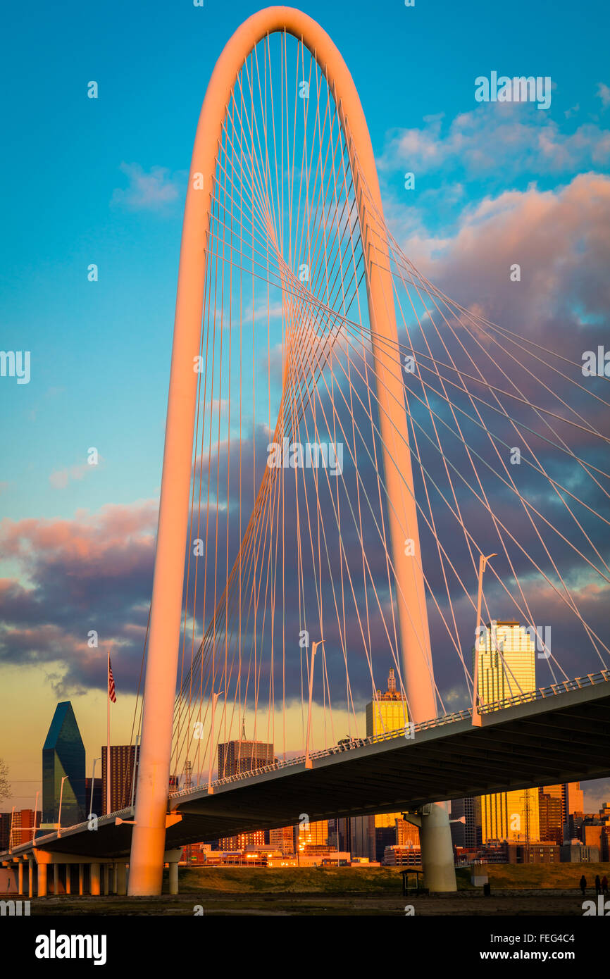 Die Margaret Hunt Hill Bridge ist eine Straßenbrücke in Dallas, Texas, die den Trinity River überspannt Stockfoto