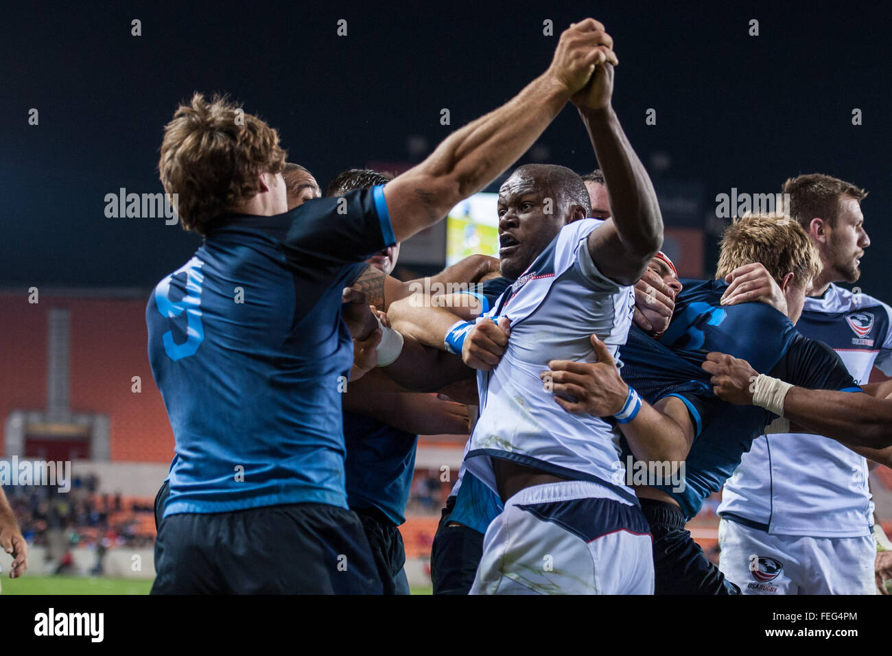 Houston, TX, USA. 6. Februar 2016. Ein Kampf bricht aus, während der 1. Hälfte ein Rugby zwischen Argentinien und den USA in der Nord-und Südamerika Rugby Meisterschaft BBVA Compass-Stadion in Houston, TX Spiel. Trask Smith/CSM/Alamy Live-Nachrichten Stockfoto