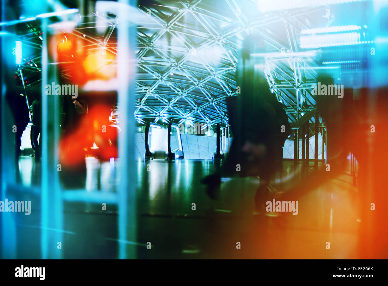 Geschäftsleute in der Rush Hour, abstrakte Unschärfe Bild unkenntlich Silhouetten in modernen Interieur. Stockfoto