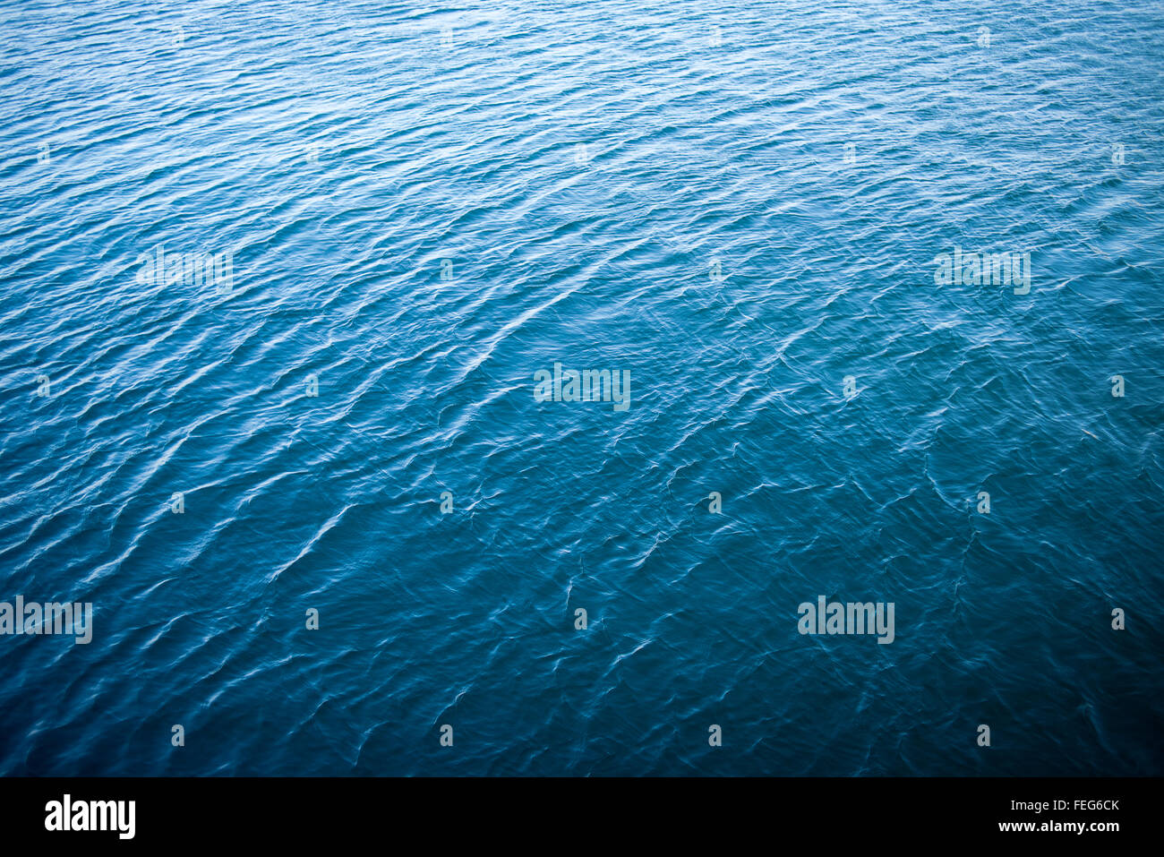 Blaues Meer Wasseroberfläche als natürliche Textur Stockfoto