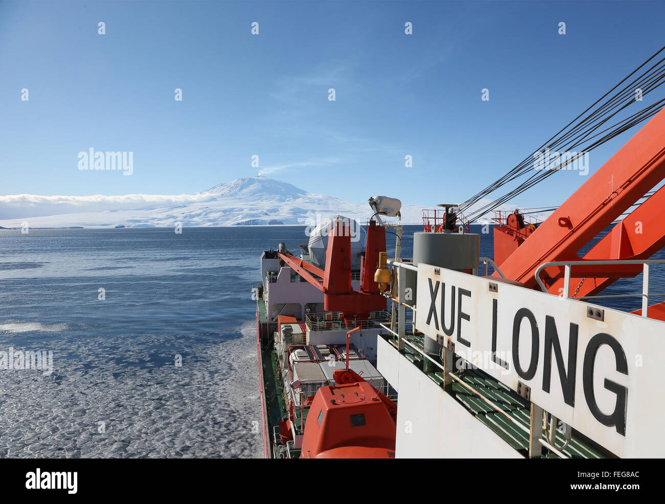 (160207)--"XUELONG" Eisbrecher, 7. Februar 2016 (Xinhua)--Foto am 6. Februar 2016 zeigt der chinesische Eisbrecher "Xuelong" oder Snow Dragon, Stopps an den McMurdo-Sund auf der Ross-See in der Antarktis. Der Eisbrecher erreicht der Ross-See für die wissenschaftliche Forschung. (Xinhua/Zhu Jichai) (mp) Stockfoto