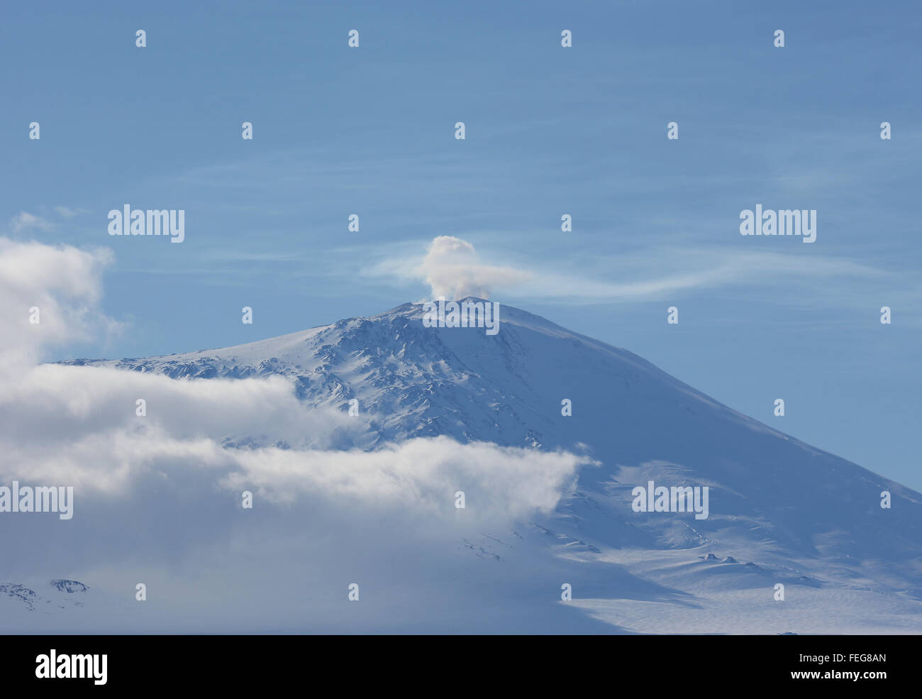 (160207)--"XUELONG" Eisbrecher, 7. Februar 2016 (Xinhua)--Foto aufgenommen am 6. Februar 2016 zeigt Wolken über den Mount Erebus auf der Ross-Insel in der Antarktis. Der chinesische Eisbrecher "Xuelong" oder Snow Dragon, erreicht der Ross-See für die wissenschaftliche Forschung. (Xinhua/Zhu Jichai) (mp) Stockfoto