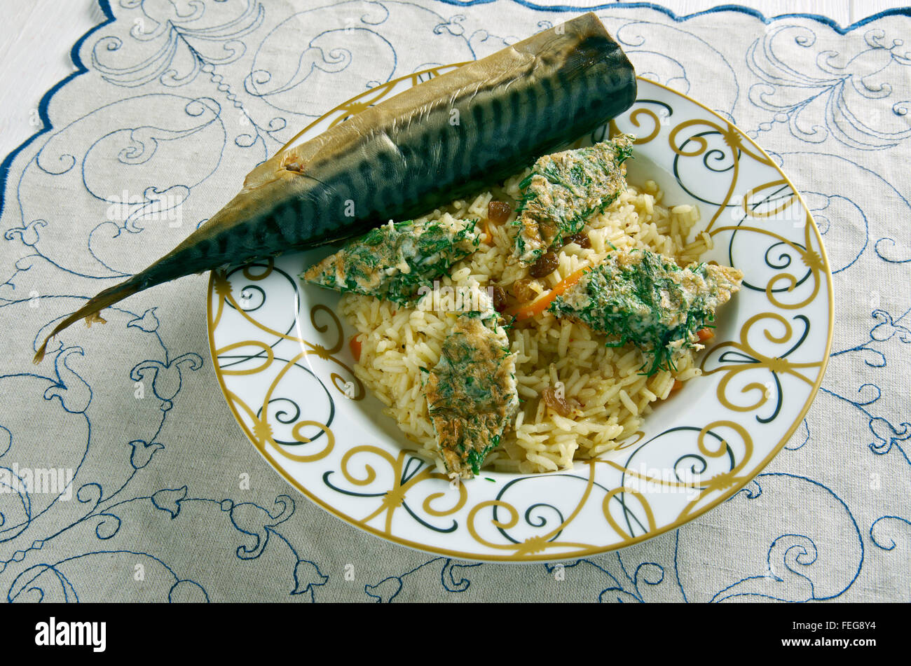Azeri Pilaw mit geräuchertem Fisch und Kräuter Omelett - Kuku plov Stockfoto