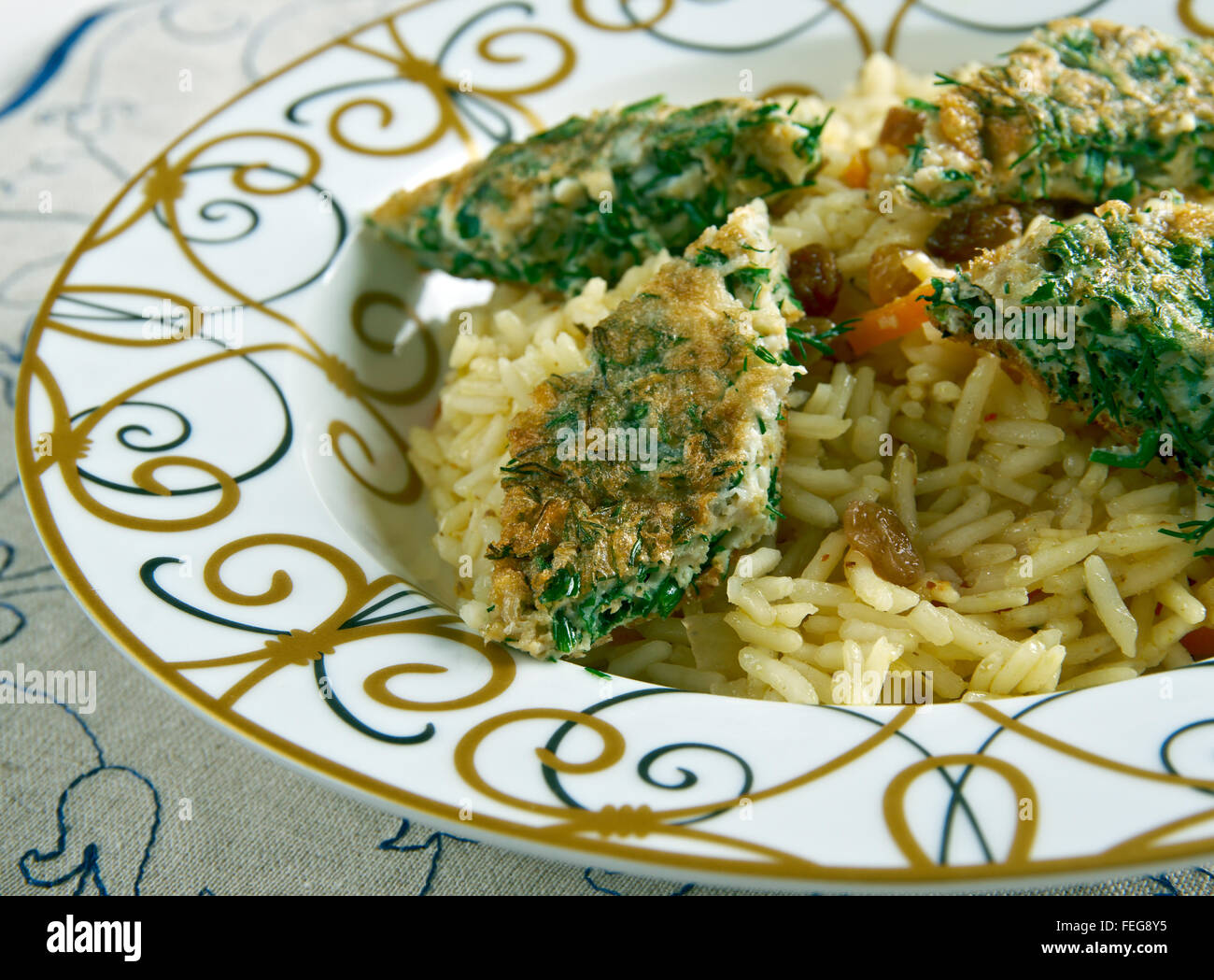 Azeri Pilaw mit geräuchertem Fisch und Kräuter Omelett - Kuku plov Stockfoto
