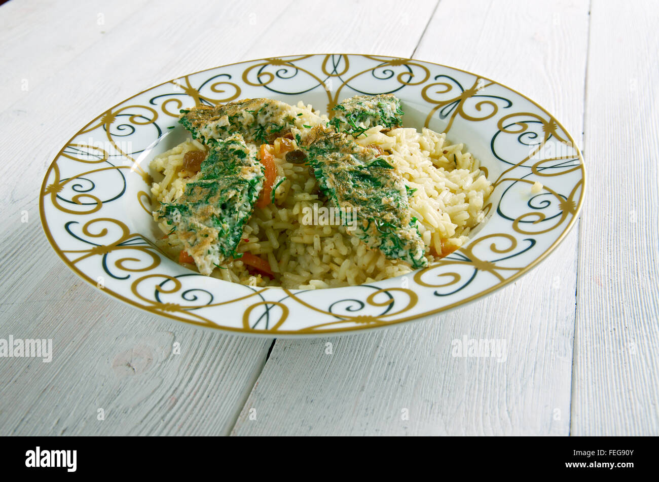 Azeri Pilaw mit geräuchertem Fisch und Kräuter Omelett - Kuku plov Stockfoto