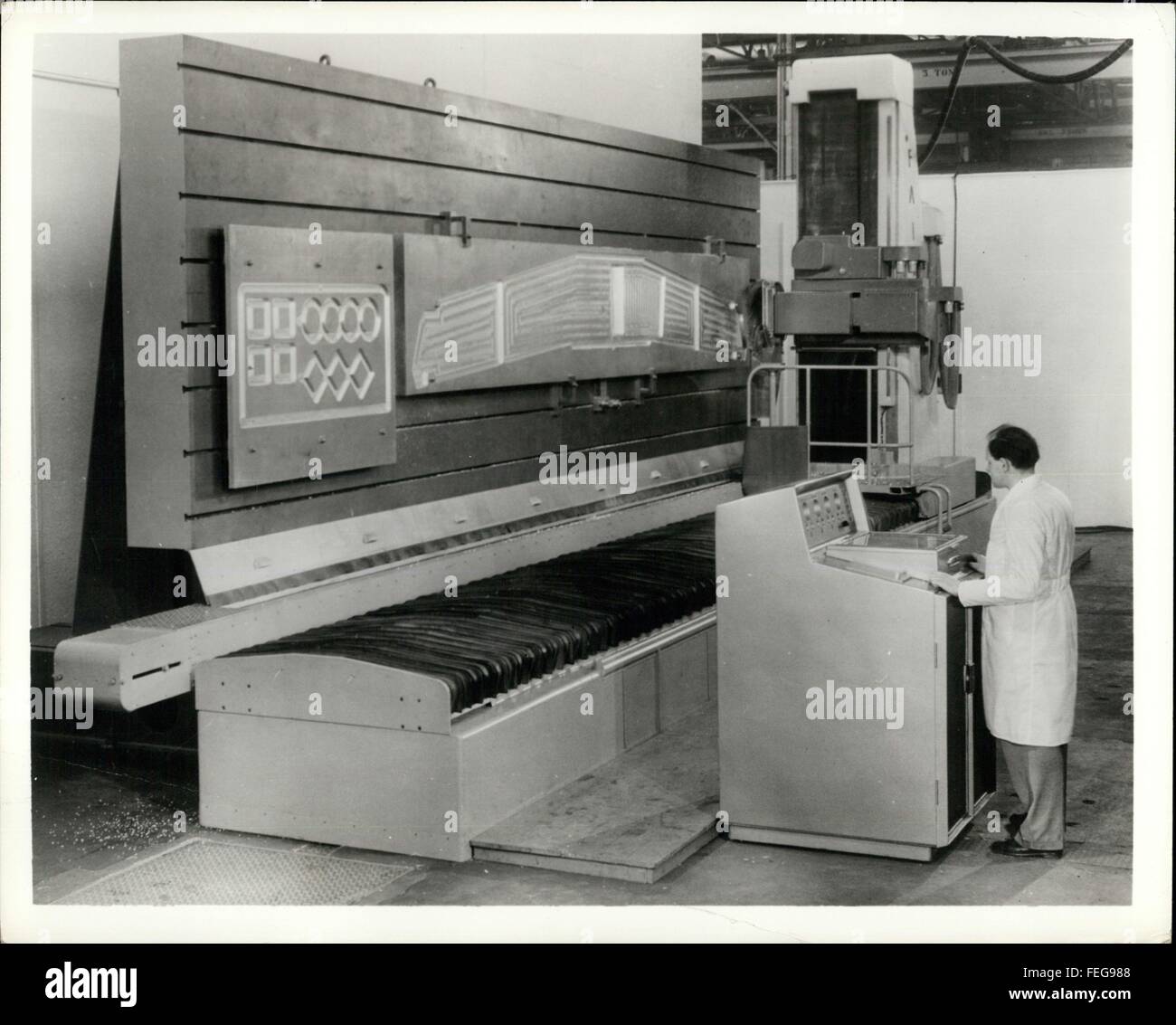 1963 - Werkzeugmaschine schneidet die und Kosten: Mit den Techniken der Elektronik und Automation, entwickelte britischen Ministry of Supply eine Werkzeugmaschine für die große Einsparungen bei Kosten und Zeit beansprucht werden. Vor kurzem in London ausgestellt, hieß es, dass die Gesamtanlage Kosten einen Bruchteil derjenigen von großen schmieden Preases verwenden, sie Komponenten verträgt bis zu 25 Fuß lang, 7 Fuß breit und 1 Fuß dick in etwa ein Zehntel der normalen Zeit und Kosten. Foto zeigt zwei '' Prüfkörper '' auf der neuen Maschine, die Fairey-Ferranti dreidimensionale, elektronische Programm gesteuert, High-Speed-Kontur-mi Stockfoto
