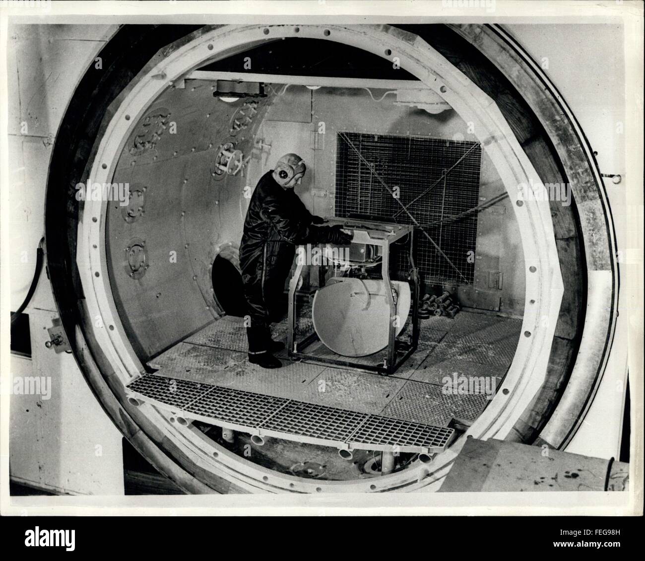 1963 - royal Radar Establishment - Malvern.: The Royal Radar Einrichtung, Malvern, eines der größten, der das Ministerium von liefern Forschungseinrichtungen wurde vor kurzem der Presse eröffnet. Es ist verantwortlich, im weitesten Sinne - für die Forschung in der Physik und Elektronik - und das mit Industrie, die Entwicklung von elektronischen Geräten für die Verteidigung der drei Dienste. Das Foto zeigt die Stratosphäre Kammer bei der Royal Radar Establishment. Ein Radarscanner für Test installiert. © Keystone Bilder USA/ZUMAPRESS.com/Alamy Live-Nachrichten Stockfoto