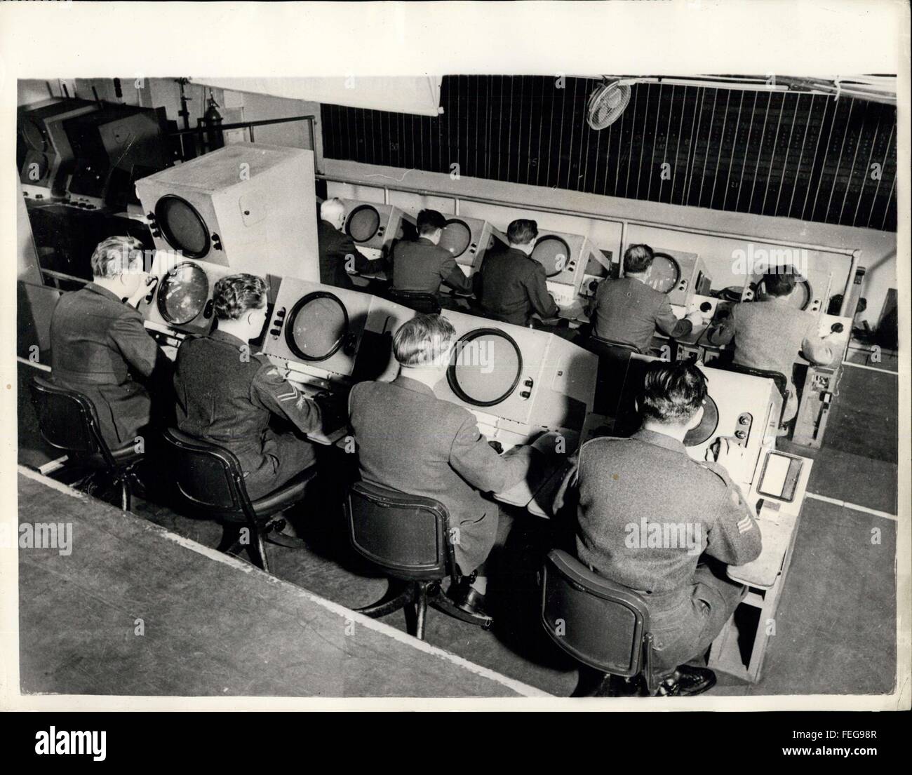 1958 - royal Radar Einrichtung, Malvern The Royal Radar Establishment, Malvern, eines der größten von dem Ministerium der liefern Forschungseinrichtungen wurde vor kurzem der Presse eröffnet. Es ist verantwortlich, im weitesten Sinne für die Forschung in physikalische und Elektronik sowie die Entwicklung in Zusammenarbeit mit der Industrie, von elektronischen Geräten für die Verteidigung der drei Dienste. Keystone-Foto zeigt: Abwehrsystem Forschung View des Daten-Extraktion-Team bei der Arbeit. © Keystone Bilder USA/ZUMAPRESS.com/Alamy Live-Nachrichten Stockfoto