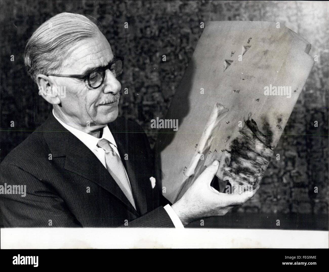 1967: hochexplosive verursacht Flugzeugabsturz: Hinweise auf eine Explosion eine hochexplosive (eines militärischen oder ähnlichen Typs - war keine gewöhnliche '' eskortierend '' 0 erwies sich den Absturz des B.E.A Kometen verursacht haben, die ins Mittelmeer 100 Meilen östlich von Rhodos am 12. Oktober 1967 stürzte. Foto zeigt Herr V.J.C. Clancey der Explosive Division der Royal Bewaffnung Forschung und Entwicklung Etablierung gesehen hält das Sitzkissen, das aus dem Absturz zeigen die Beweise für die Explosion gewonnen wurde. © Keystone Bilder USA/ZUMAPRESS.com/Alamy Live-Nachrichten Stockfoto