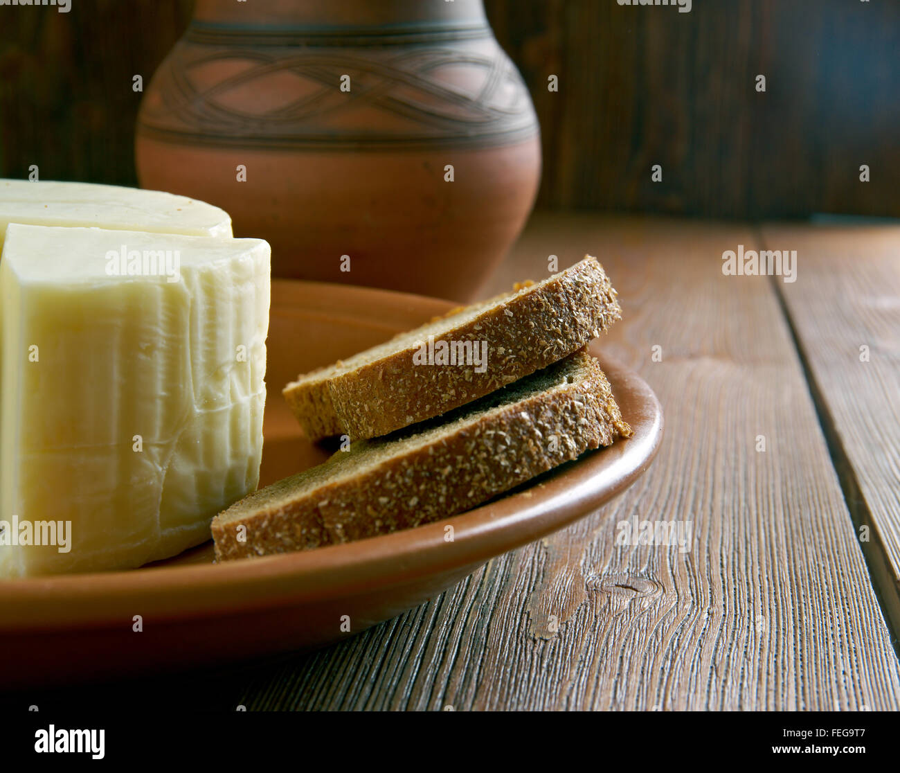Korb-Käse ist eine Arabeske semi-Weichkäse aus Kuhmilch Milch frisch erhältlich oder trocken Stockfoto