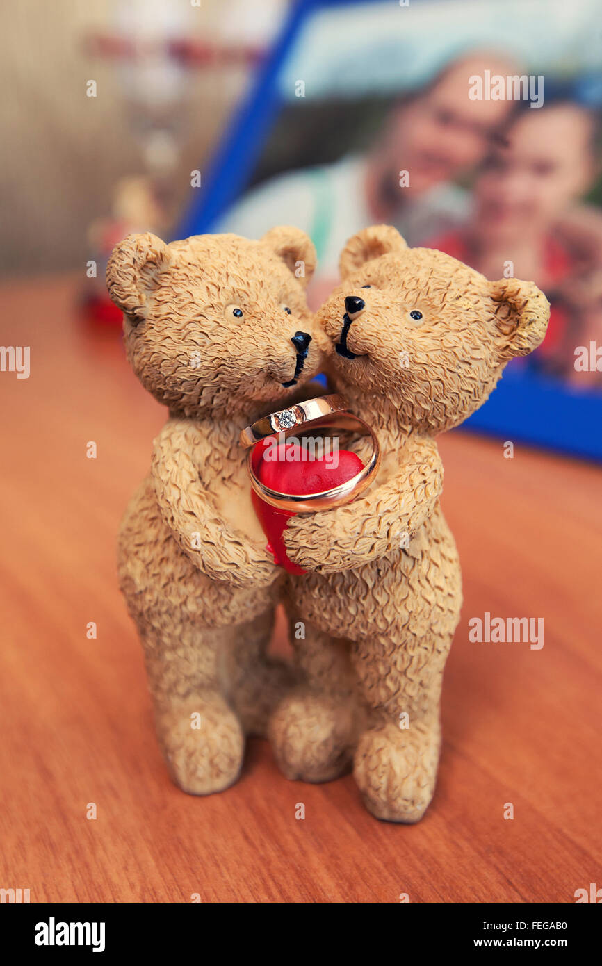Trauringe in Händen von zwei Bären Stockfoto