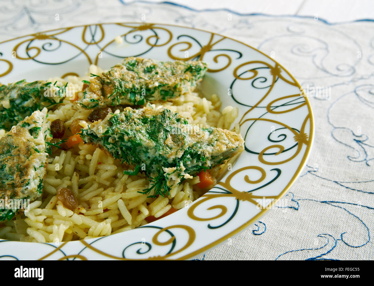 Azeri Pilaw mit geräuchertem Fisch und Kräuter Omelett - Kuku plov Stockfoto