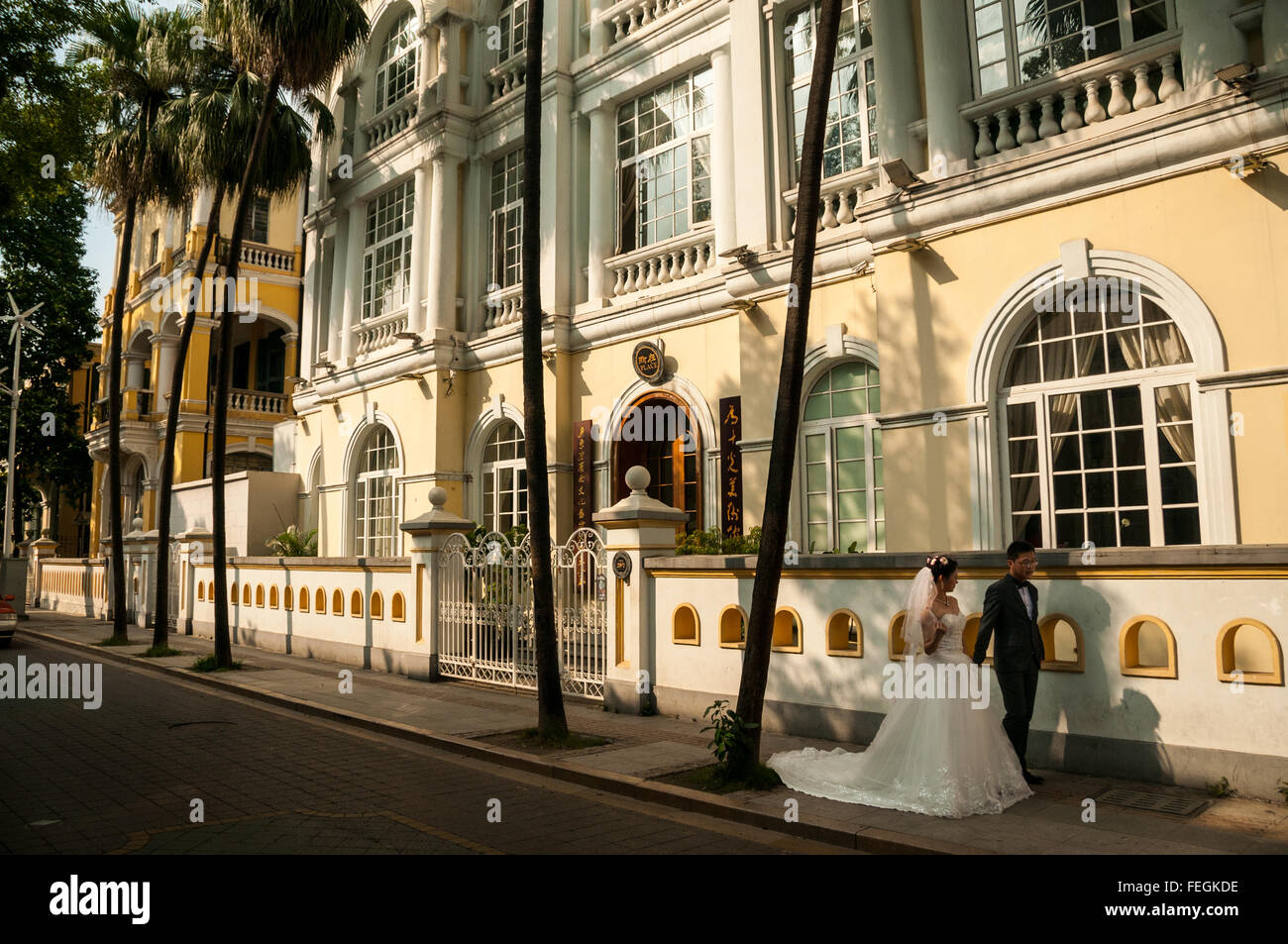 Eine junge chinesische paar haben ihre Hochzeit fotografiert in einer ruhigen Straße auf Shamian Insel, Guangzhou Stockfoto