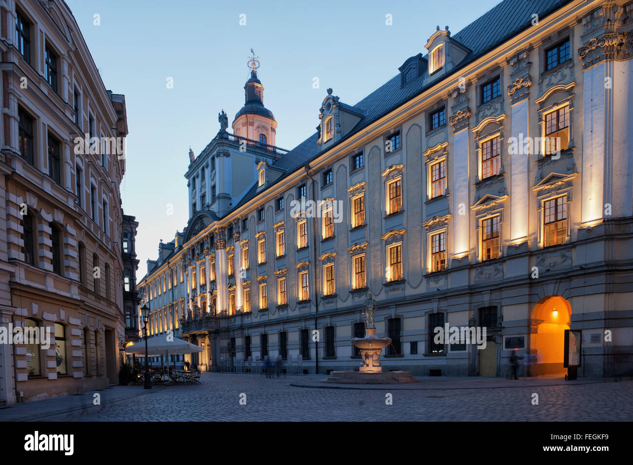 Abend an der Universität Breslau (UWr) (Polnisch: Uniwersytet Wroclawski) in Polen, barocke Architektur des 17. Jahrhunderts. Stockfoto