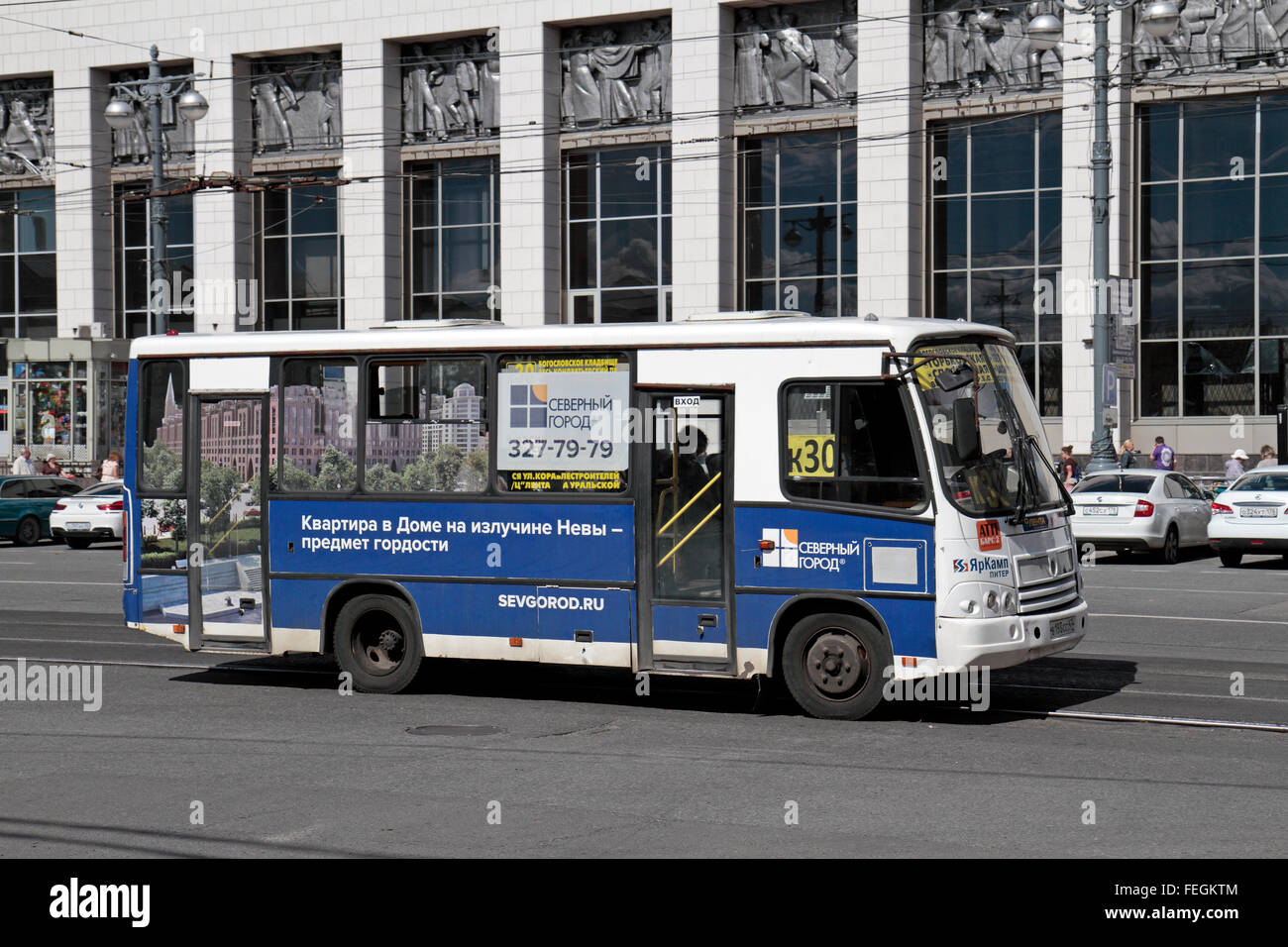 Ein K30 oder K-Bus, eine privat betriebene kommerzielle Bus-Service in St. Petersburg, Northwestern, Russland. Stockfoto
