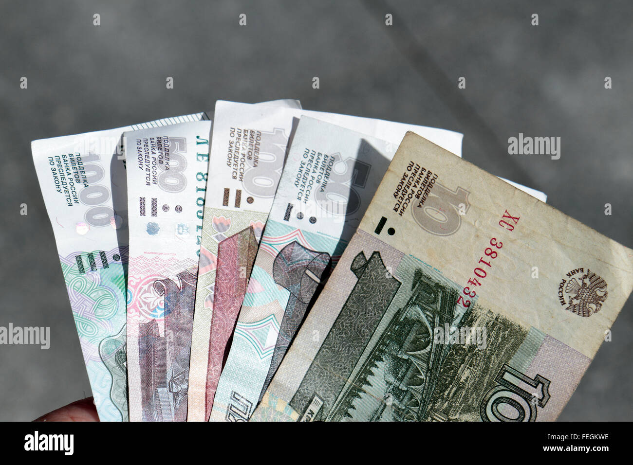 Mehrere russische Banknoten von 1000 bis hin zu 10 Rubel (im August 2016). Stockfoto
