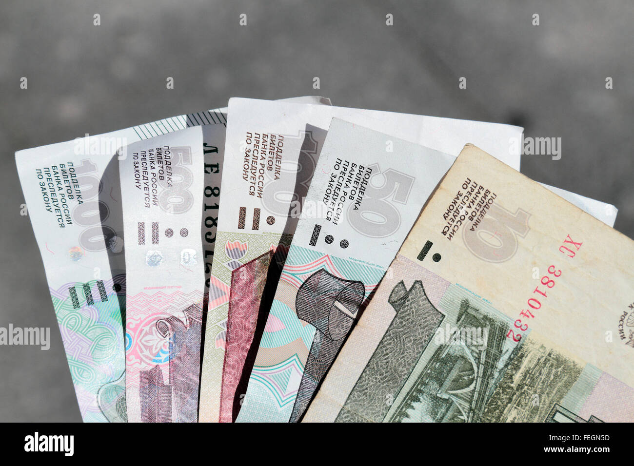 Mehrere russische Banknoten von 1000 bis hin zu 10 Rubel (im August 2016). Stockfoto