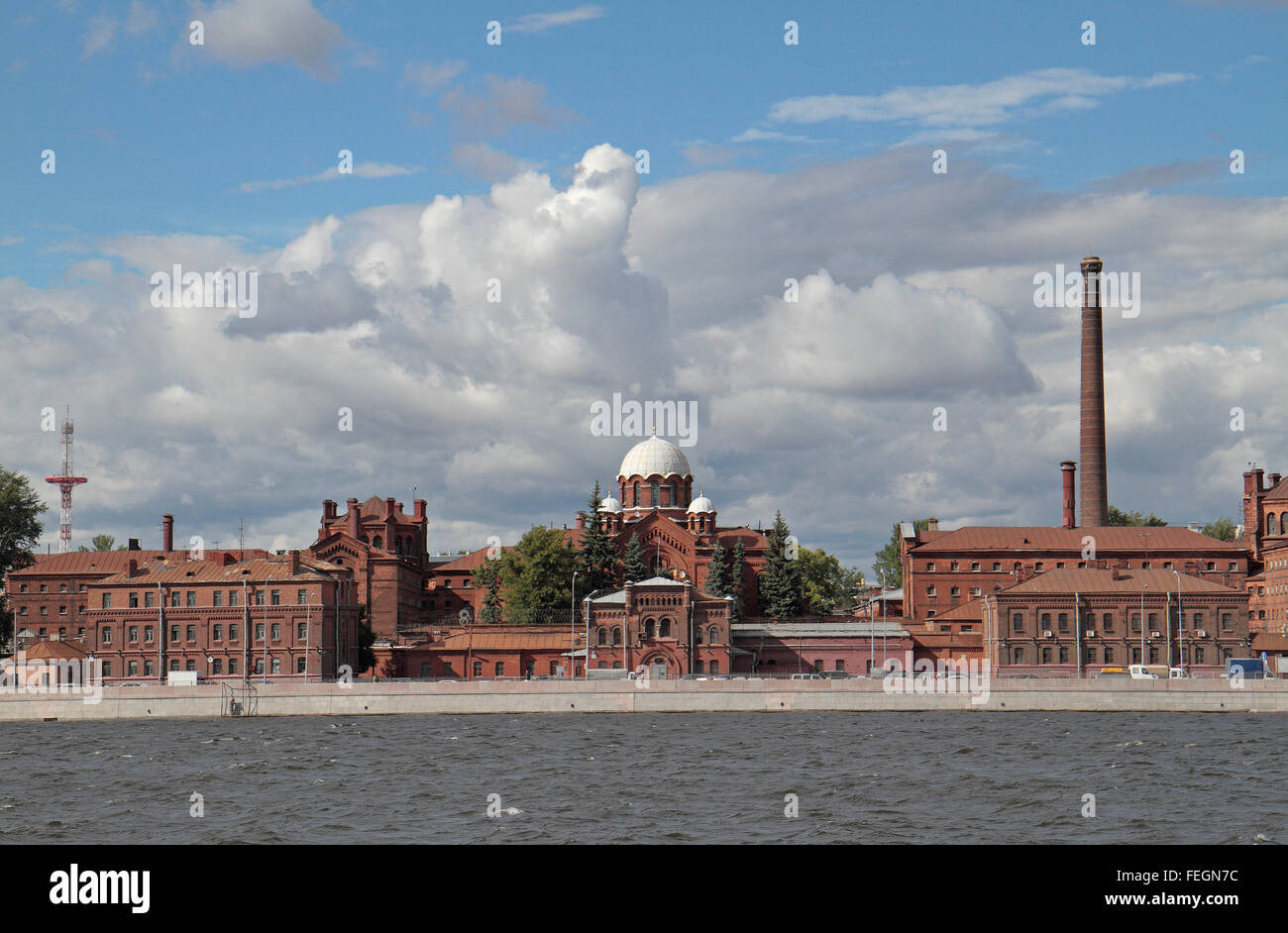 Kresty-Gefängnis (wörtlich kreuzt Gefängnis) am Ufer des Flusses Newa in Sankt Petersburg, Russland. Stockfoto