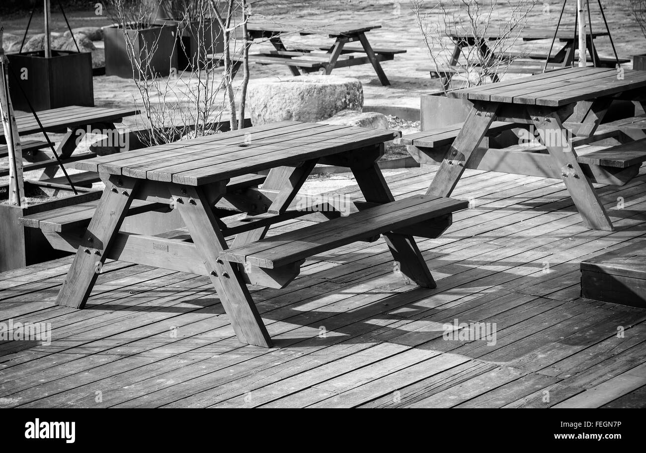 Holztisch Sitzgelegenheiten im Park. Stockfoto