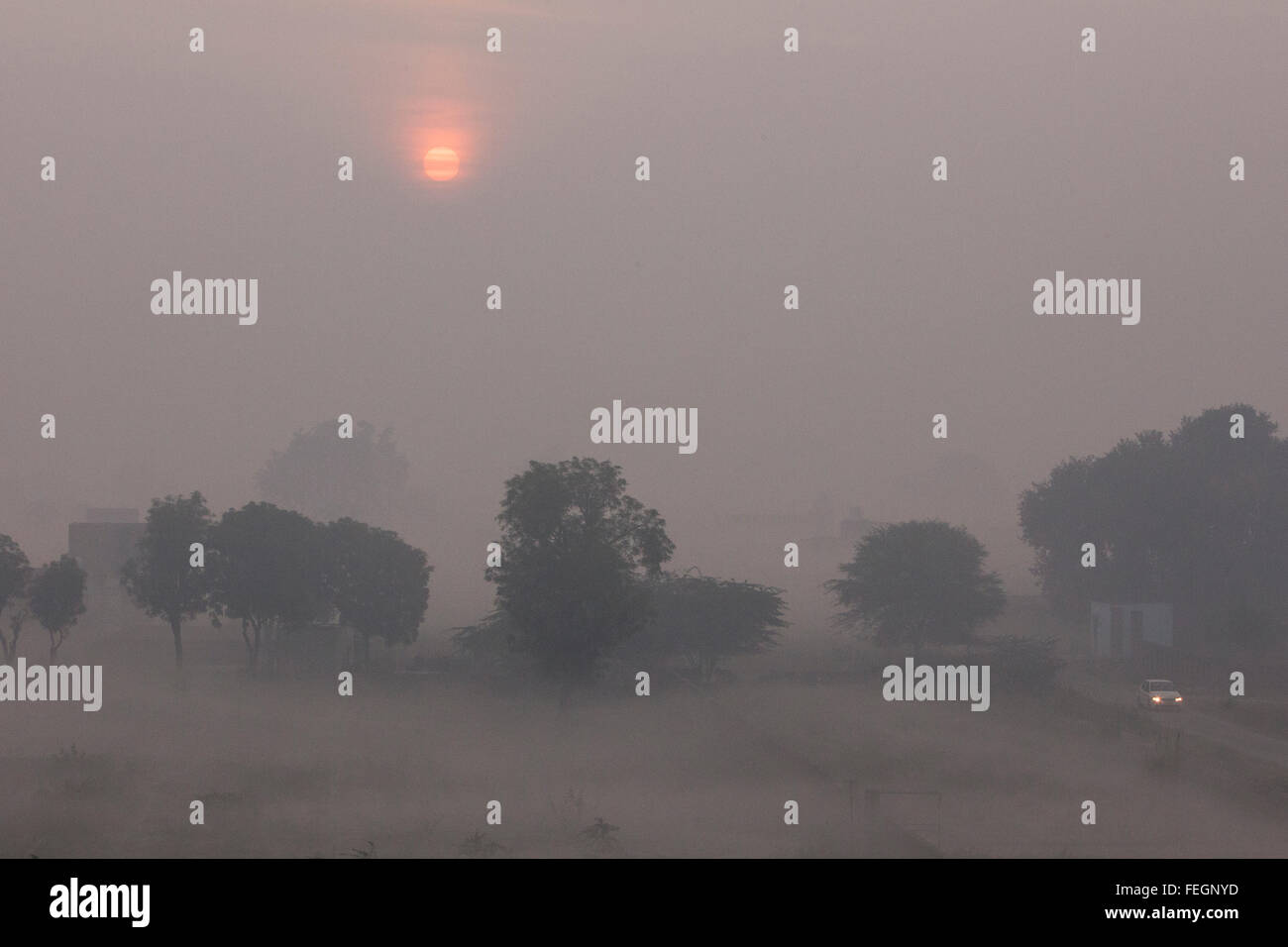 Am frühen Morgen in Agra, Indien. Die Sonne kann durch eine Atmosphäre von Verschmutzung und bewölkten Bedingungen gesehen werden. Stockfoto