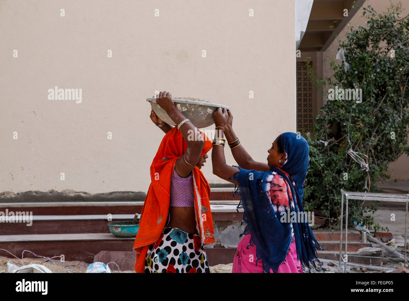 Indiens Analphabeten Frauen arbeiten als Arbeiter mit ihren Händen. Stockfoto
