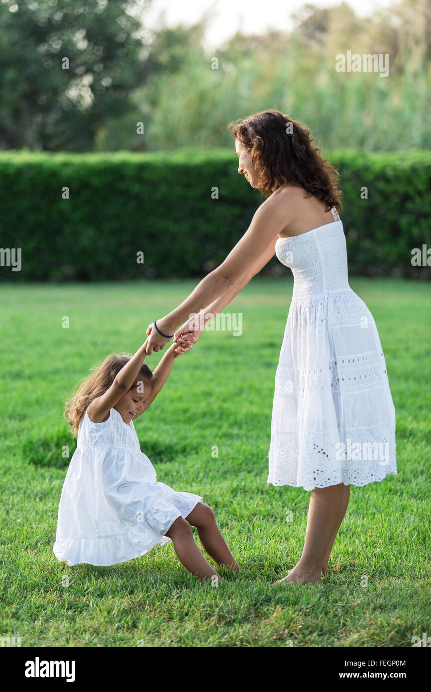 Mutter und Tochter ruhen auf dem Land. Stockfoto