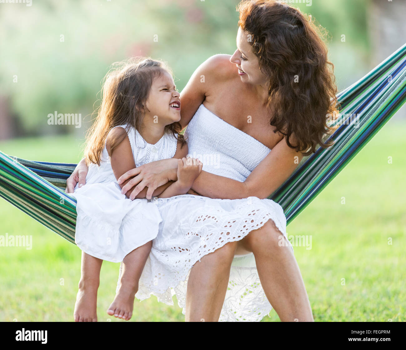 Mutter und Tochter ruhen auf dem Land. Stockfoto