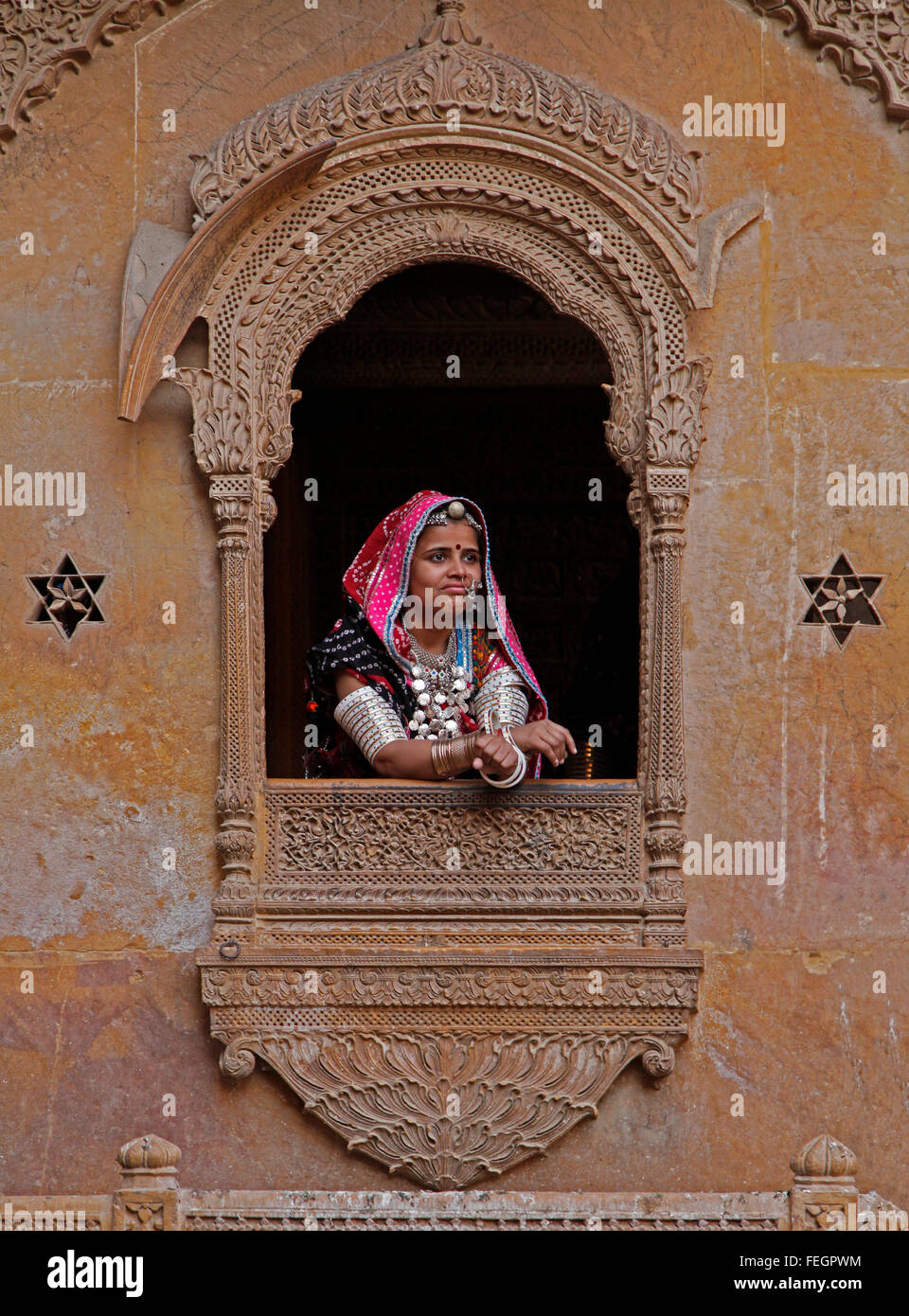 Frau in Trachten Rajasthan in Indien gesehen. Stockfoto