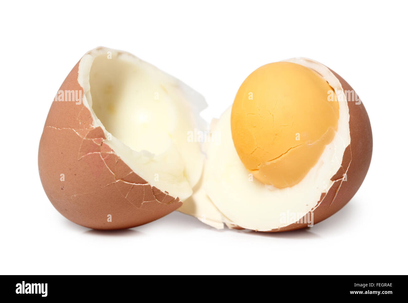 Defekte braun hart gekochten Eiern mit Schale. Isoliert mit Beschneidungspfad. Makro. Stockfoto