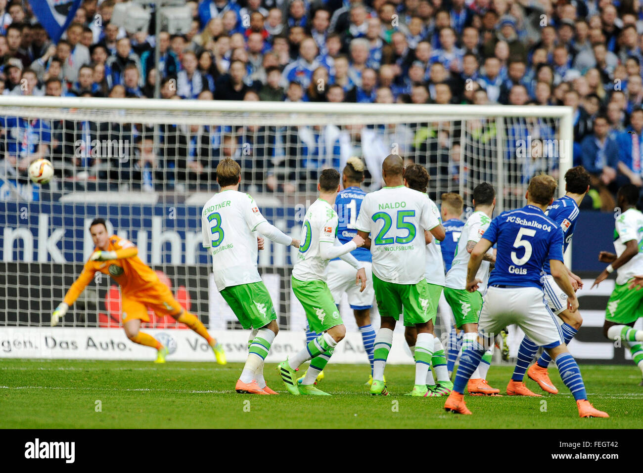 Veltins Arena Gelsenkirchen, Deutschland 6..2.2016, deutsche Fußball Bundesliga Spieltag 20, Saison 2015/16, Schalke 04 (S04) vs. VfL Wolfsburg---Tor von Johannes Geis (S04) Credit: Kolvenbach/Alamy Live-Nachrichten Stockfoto