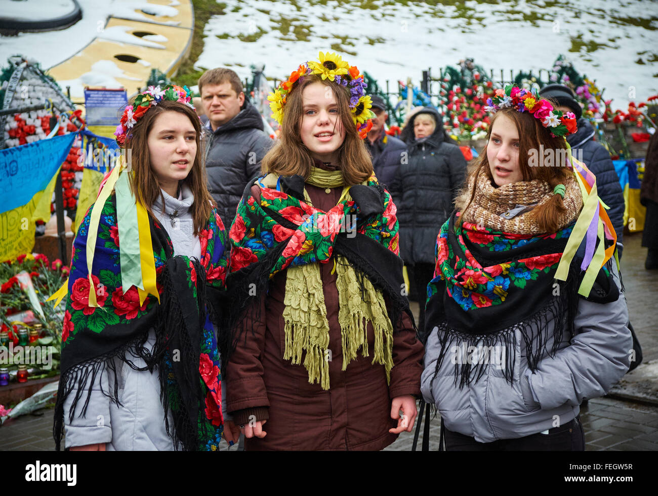 Kiew, UKRAINE - 20. Februar 2015: Mädchen mit nationaler Symbolik singen über Helden Demonstranten starben Stockfoto