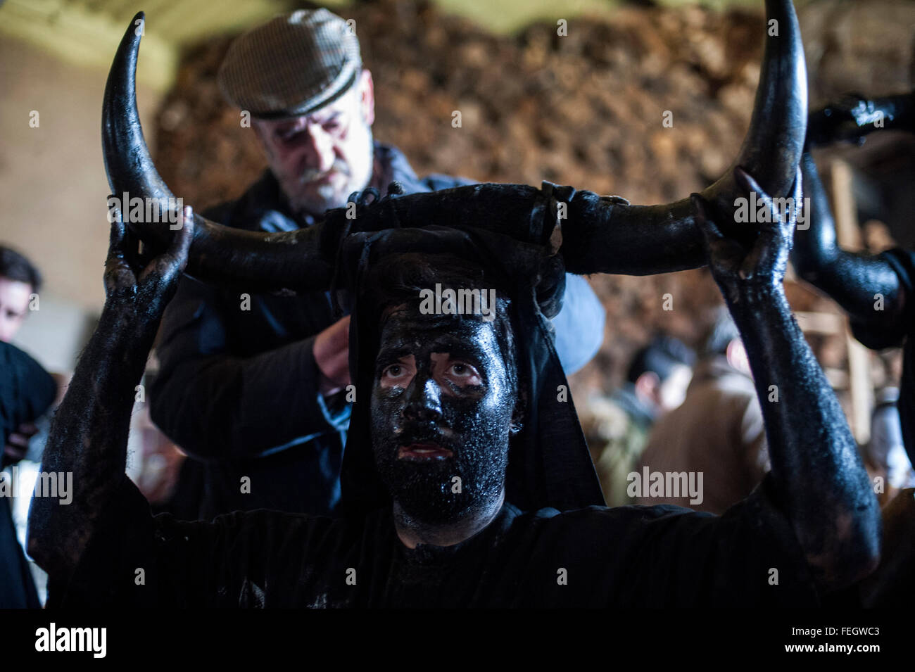 Vor marschieren Jugend getarnt als Teufel den letzten für ihre Kostüme und Hörner Schliff Stockfoto