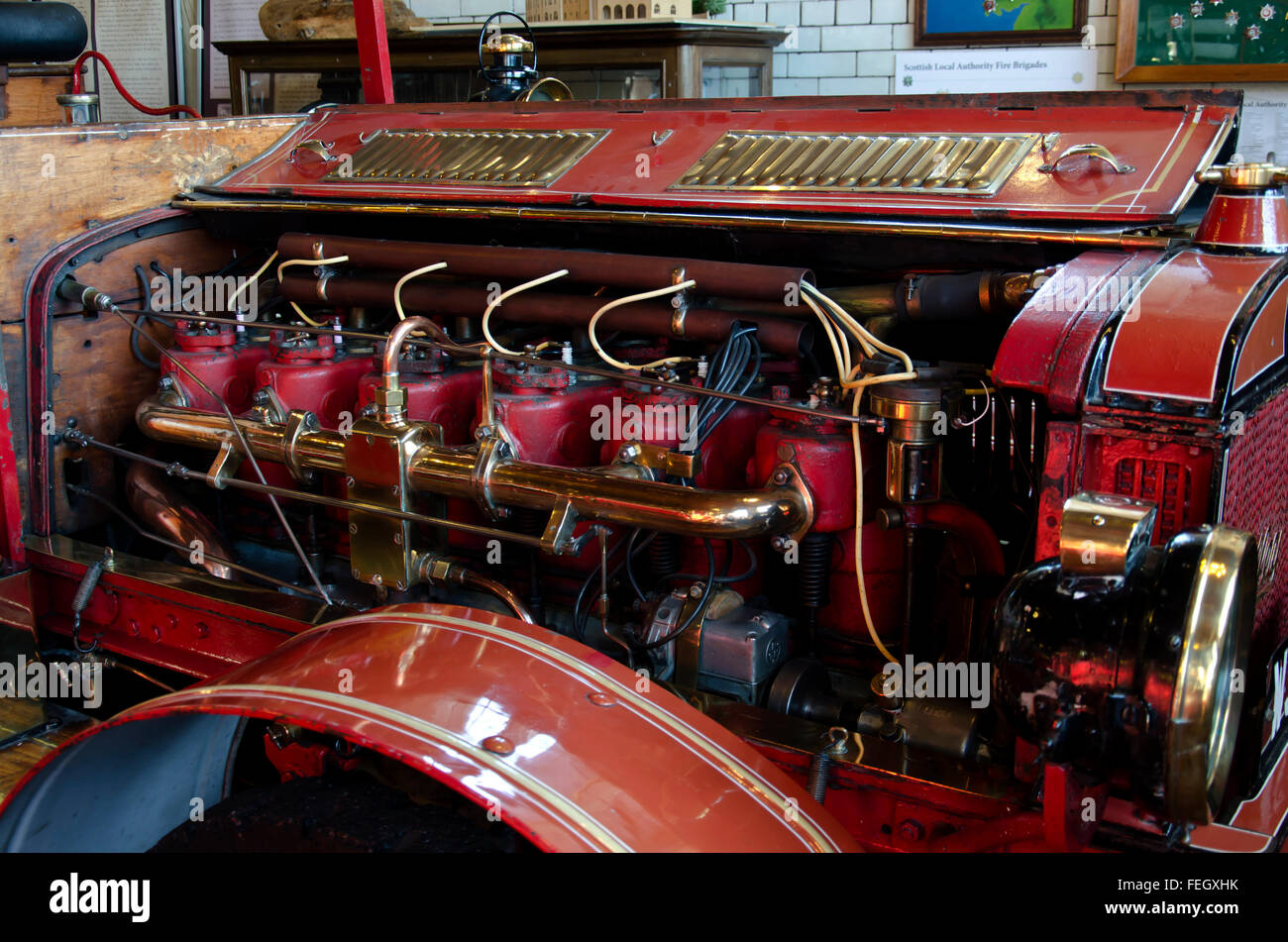 Gerade sechs Benzin-Motor einschalten ein Oldtimer Feuerwehrauto in das Museum of Fire in Edinburgh, Schottland. Stockfoto