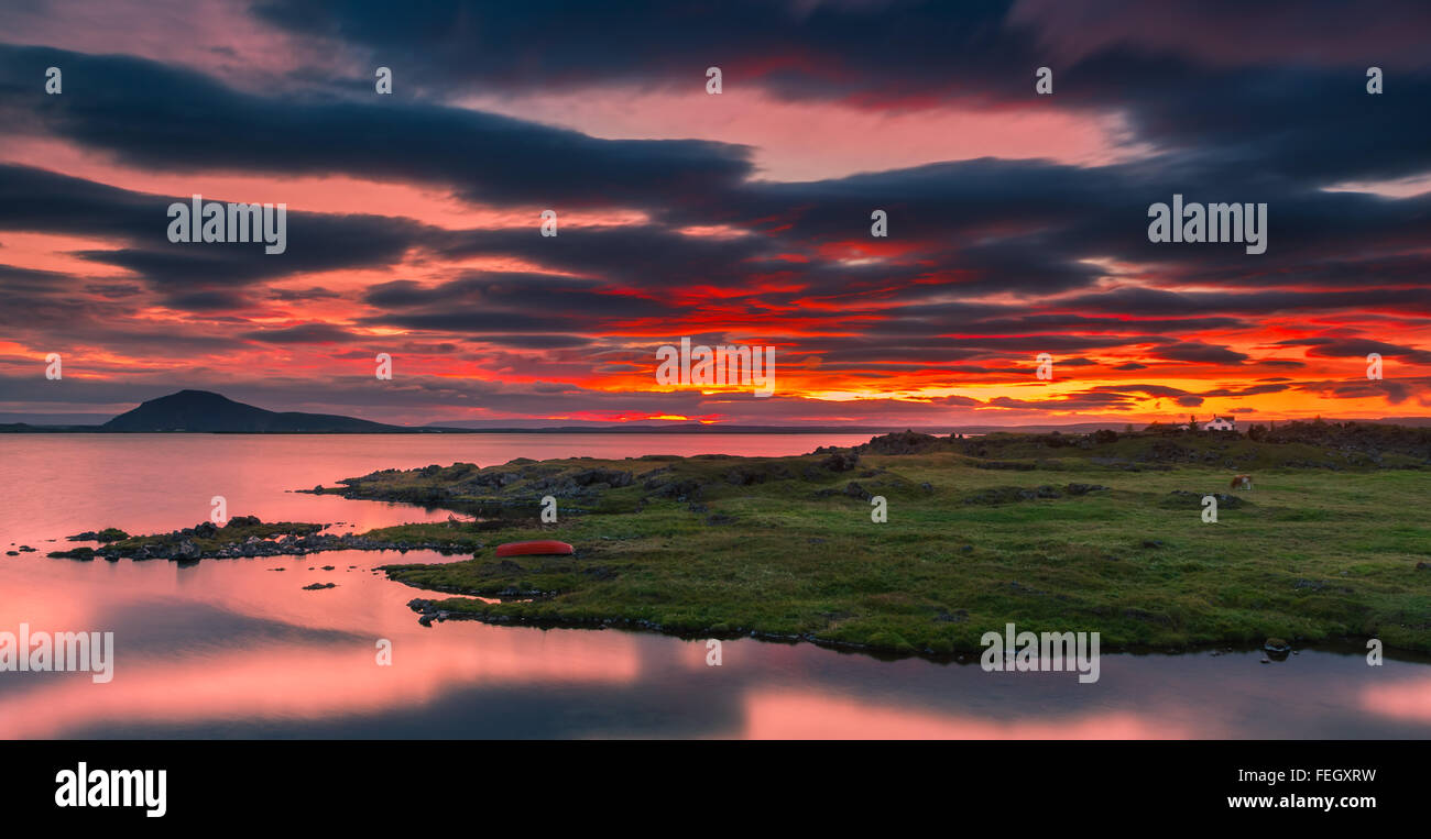 Sonnenuntergang am See Myvatn, Island Stockfoto
