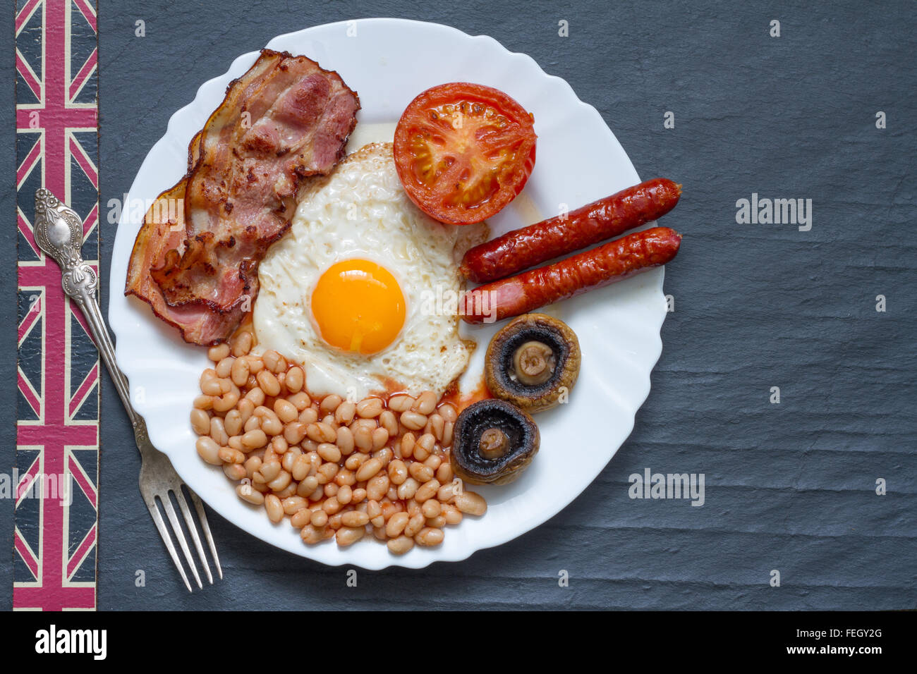 Englisches Frühstück Diät abstraktes Konzept mit Lebensmittel-Saft und Gürtel Stockfoto