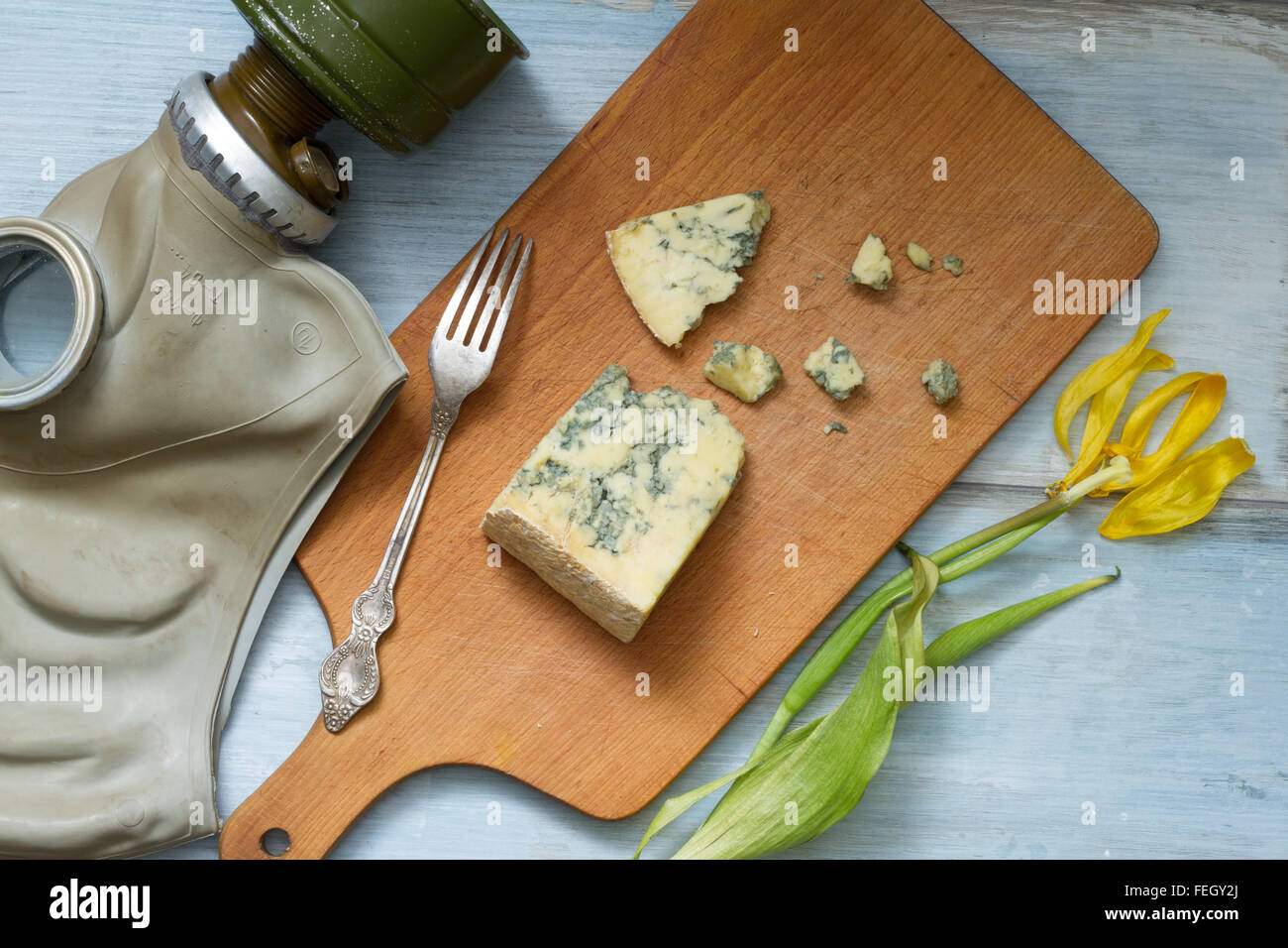 Stinkekäse und Gasmaske lustige Zusammenfassung des Food-Konzept Stockfoto