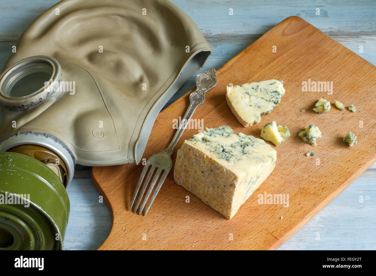 Stinkekäse und Gasmaske lustige Zusammenfassung des Food-Konzept Stockfoto