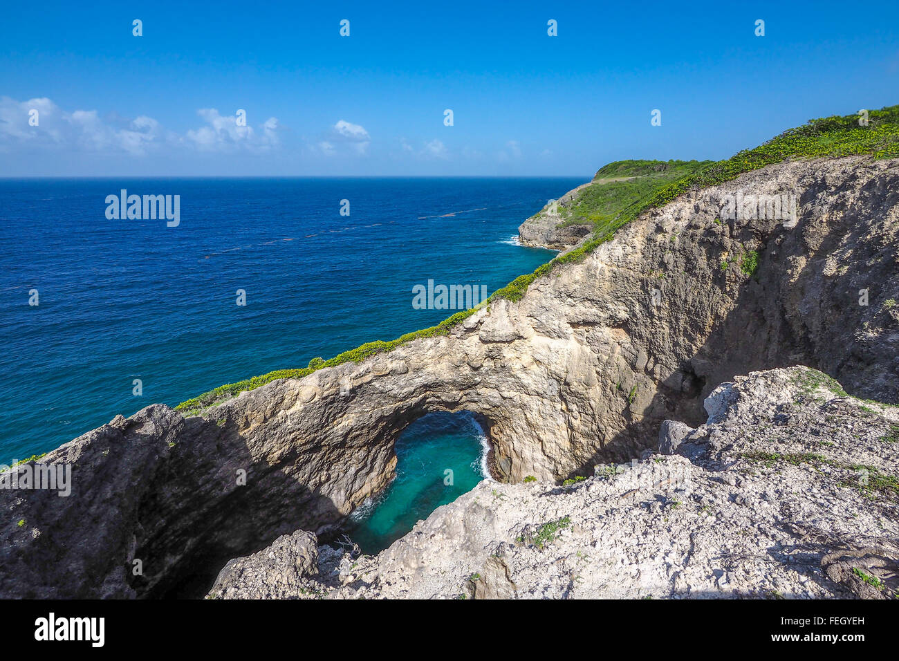 Trou au diable (Teufelsloch), alte naturale in den Klippen von Marie Galante, türkisfarbenen karibischen Meer. Stockfoto