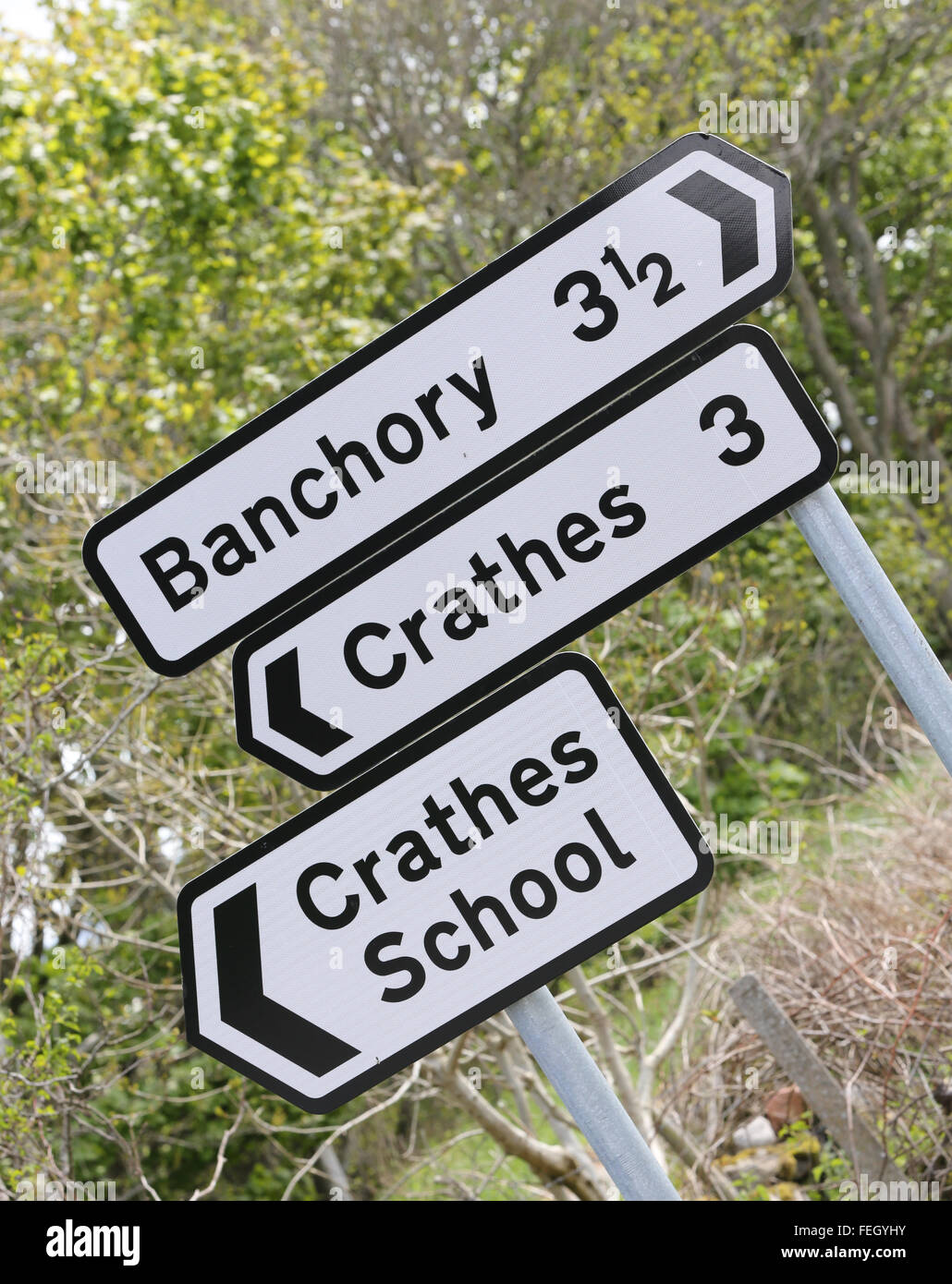 Melden Sie sich für das Dorf Crathes und Banchory und Crathes Schule, Aberdeenshire, Schottland, uk, Stockfoto