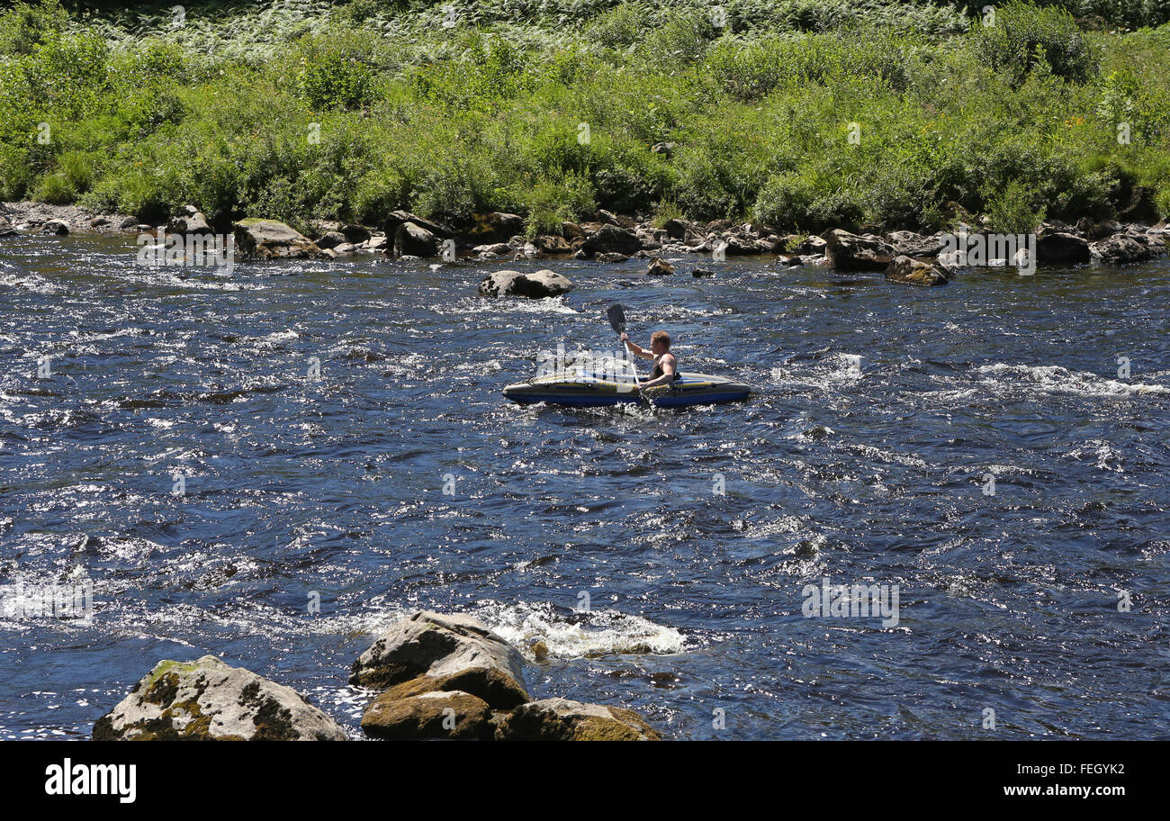 Ein Kajakfahrer am Fluss Dee in der Nähe von Dorf Banchory, Aberdeenshire, Schottland, Großbritannien. Stockfoto